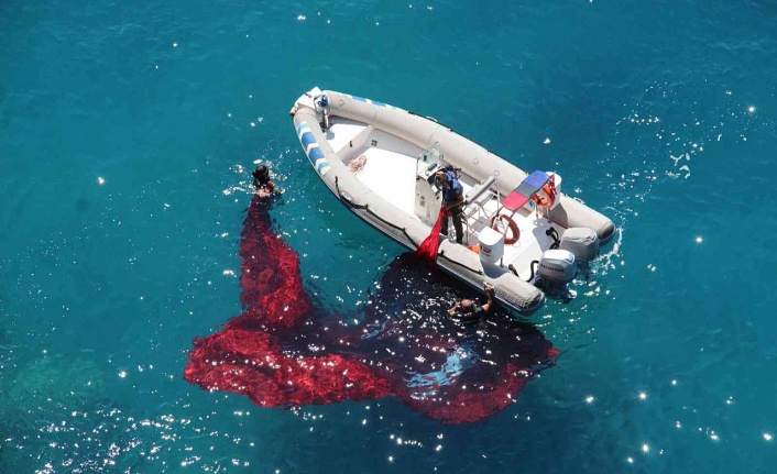 Antalya'da deniz polisinden Türk bayrağı operasyonu.