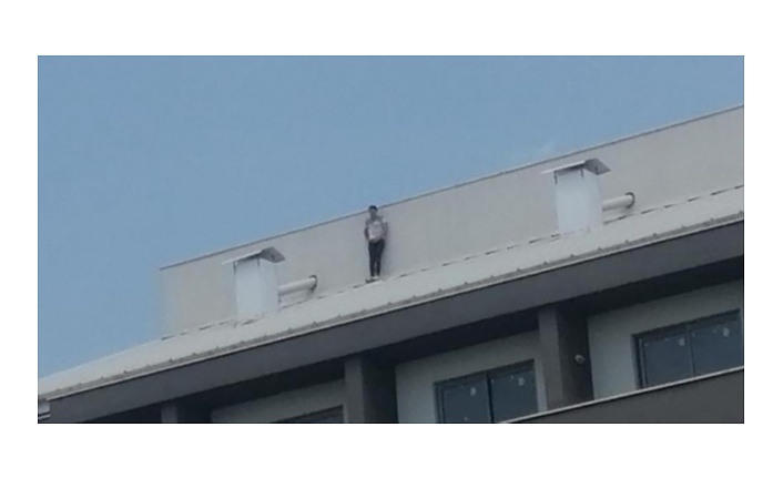Manavgat'ta işten çıkarılan otel çalışanı çatıya çıktı!