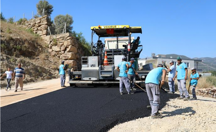 Kentlik yolu sıcak asfaltla buluştu.