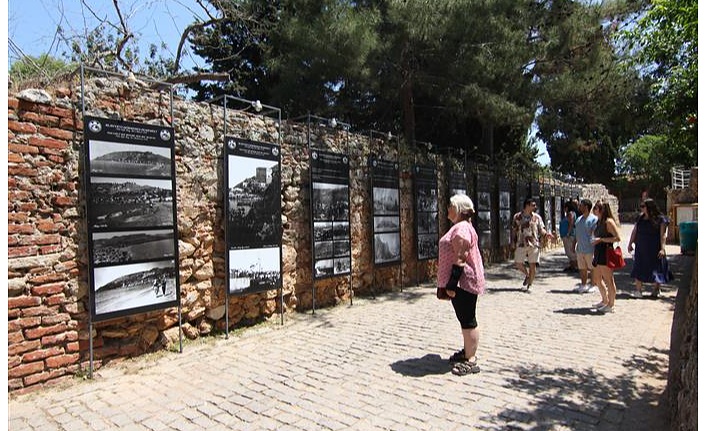 ‘Fotoğraflarla Bir Zamanlar Alanya’ sergisi yerli ve yabancı misafirlerin ilgi odağı olmaya devam ediyor.