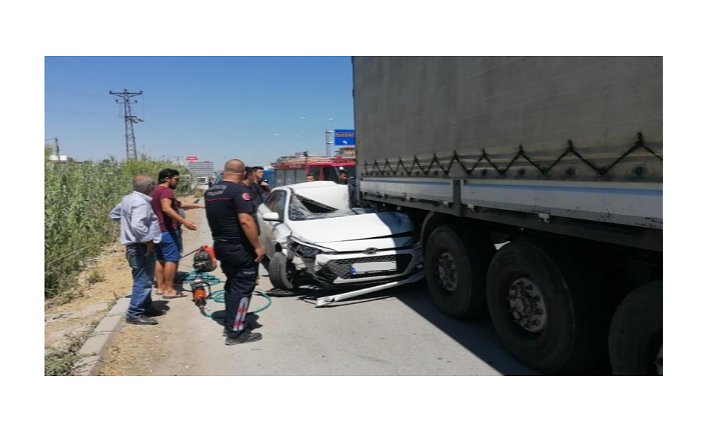 Paniğe kapılan sürücü park halindeki tıra çarptı!