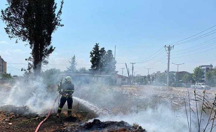 Antalya'da boş arazide çıkan yangın ekipleri alarma geçirdi!