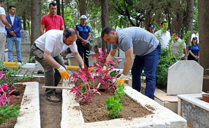 Başkan Yücel şehitler ile kimsesizleri unutmadı.