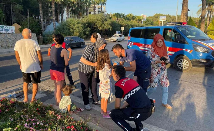 Kaza sonrası korkan çocukları sağlık ekipleri sakinleştirdi.