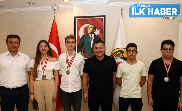 YKS Alanya şampiyonları Başkan Yücel’i ziyaret ettiler