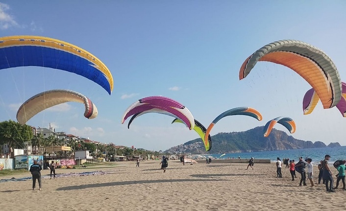 Alanya'da plaj futbolu ve paraşüt şöleni