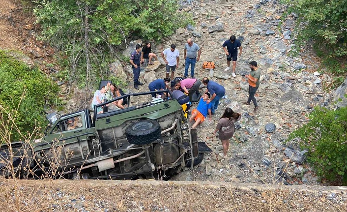 Alanya'da safari aracı şarampole uçtu: 7 Yaralı