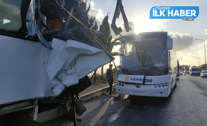 Alanya'da tur otobüsü yolcu indiren servise çarptı!