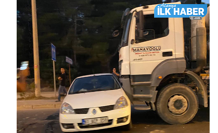 Alanya’da feci kazada kamyon otomobile çarptı!