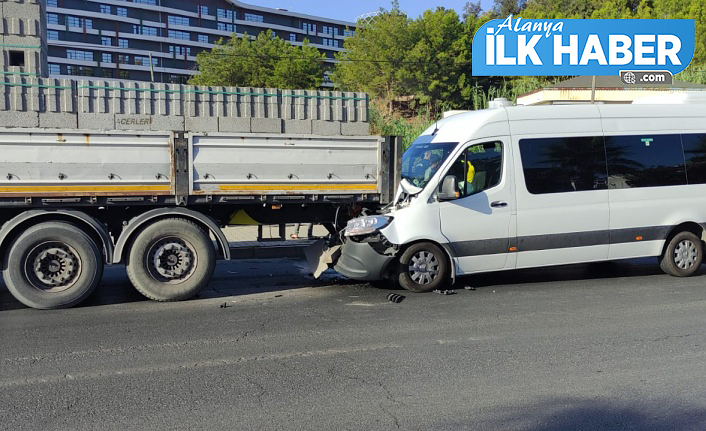 Alanya’da minibüs park halindeki tıra çarptı 5 turist yaralandı!