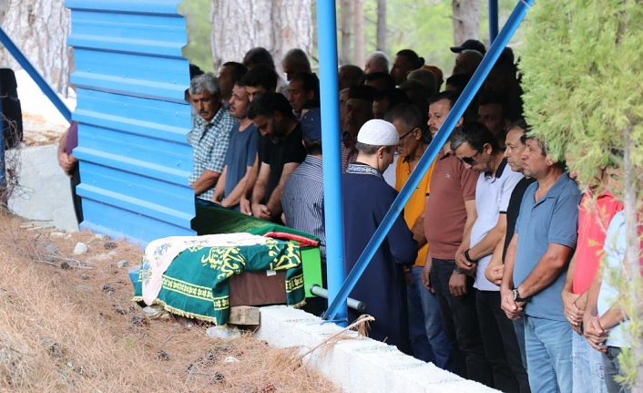 Feci kazada ölen anne ve 1 yaşındaki kızı yan yana toprağa verildi