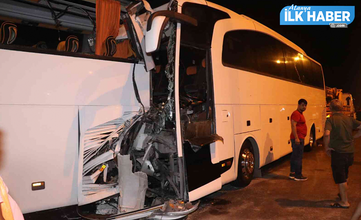 Tur otobüsü yolcu otobüsüne arkadan çarptı: 2'si ağır 25 yaralı!