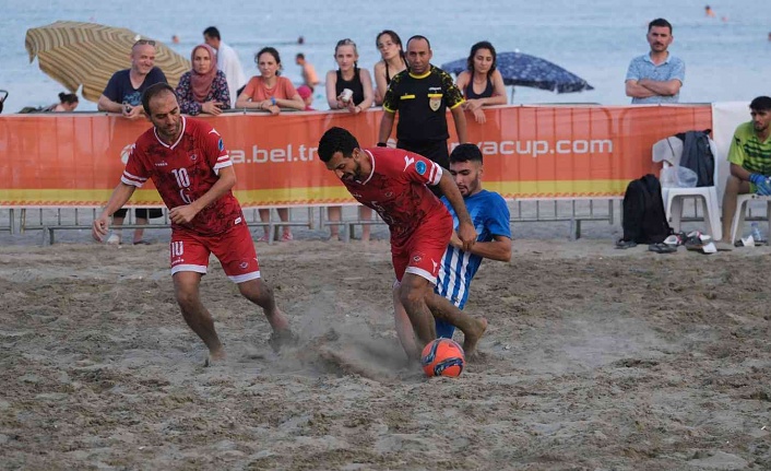 Türkiye bölgesel plaj futbolu ligi Alanya'da başladı.