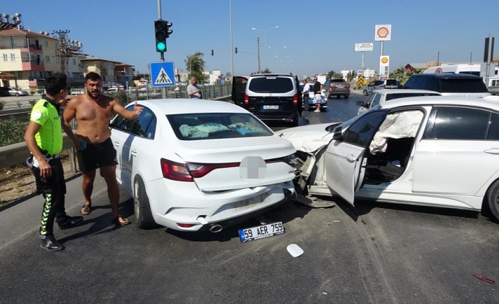 Alkollü sürücü kırmızı ışıkta bekleyen araçların arasına daldı: 1 yaralı