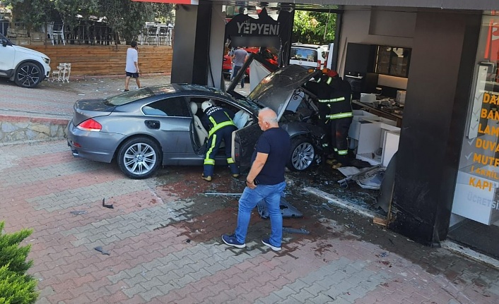 Alanya'da korkunç kaza, Araç yayalara çarpıp mağaza girdi!