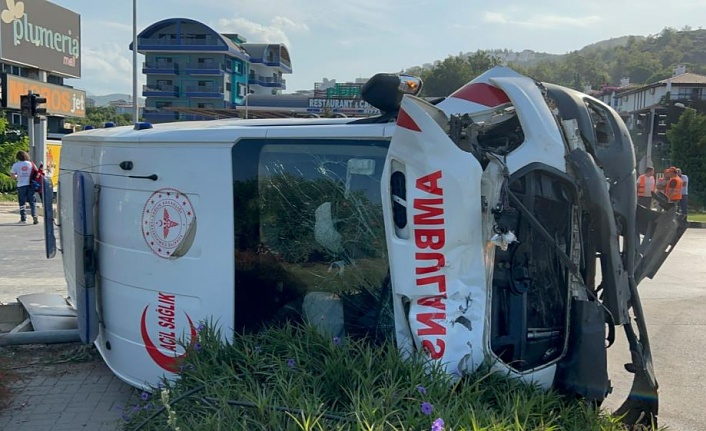 Alanya’da ambulans ile kamyonet çarpıştı: 8 yaralı