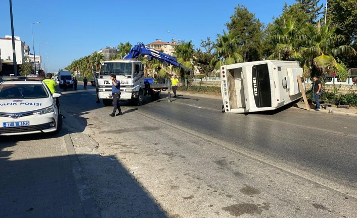 Kontrolden çıkan servis aracı devrildi