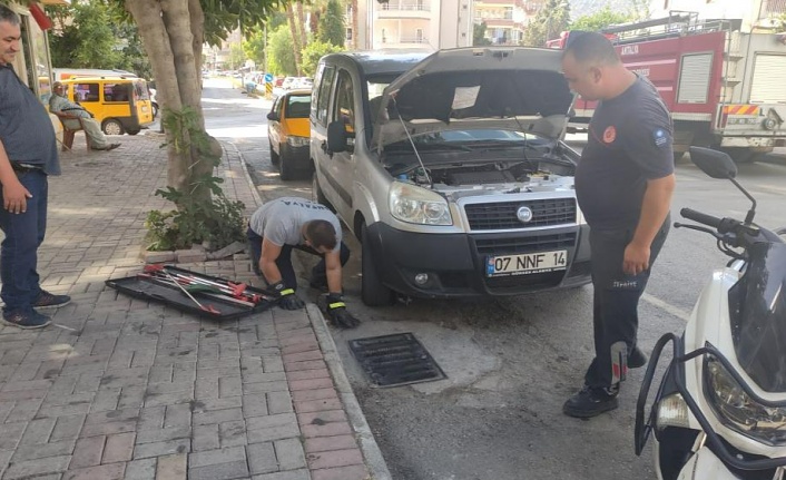 Kurtarıldıktan sonra ikinci kez motor kısmına giren kediyi itfaiye eri kurtardı