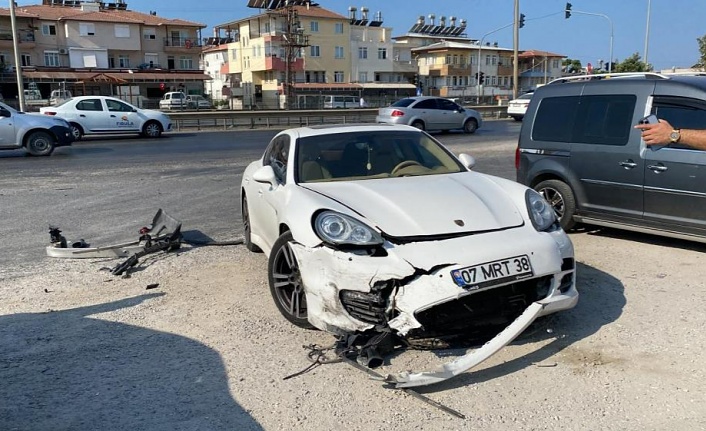 Lüks otomobillerin kazasında kadın sürücü ölümden döndü!