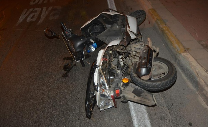 Motosiklet refüje çarptı: 1 yaralı