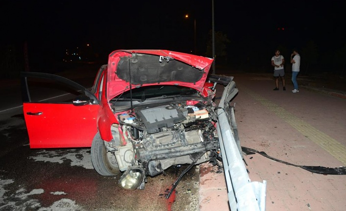 Otomobilin hurdaya çıktığı kazada ölümden dönen yolcu hayatının şaşkınlığı yaşadı