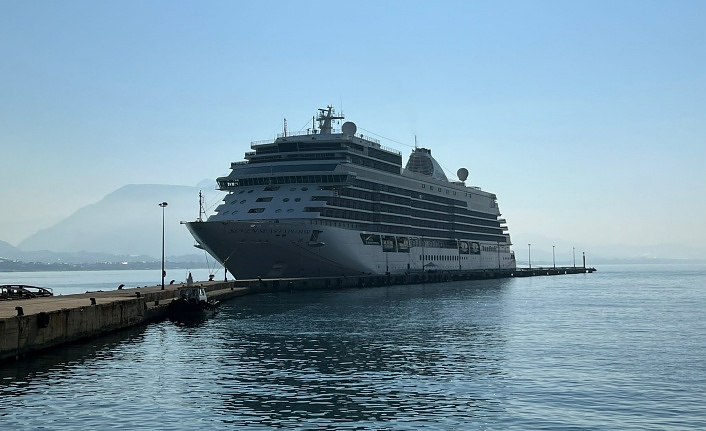 ‘Seven Seas Explorer’ Alanya Limanı'na yanaştı