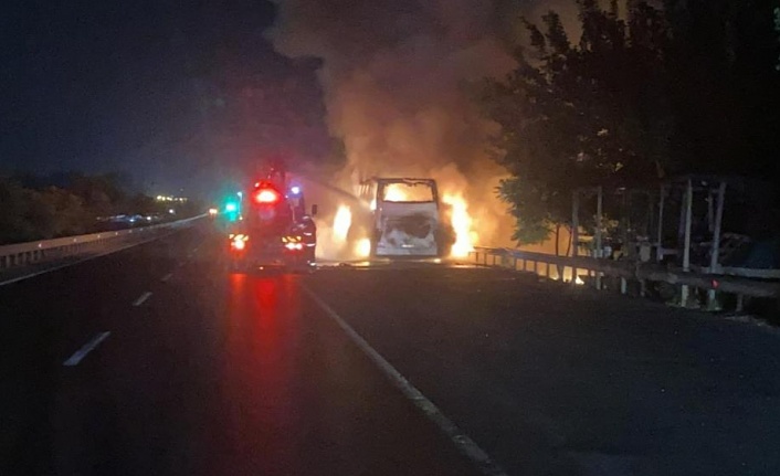 Seyir halindeki tur otobüsü alev alev yandı!