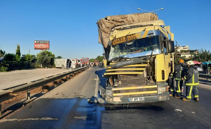 Tır ile midibüs çarpıştı: 3 yaralı!