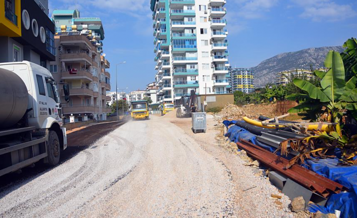 Alanya Belediyesi'nin asfalt çalışmaları hızla devam ediyor