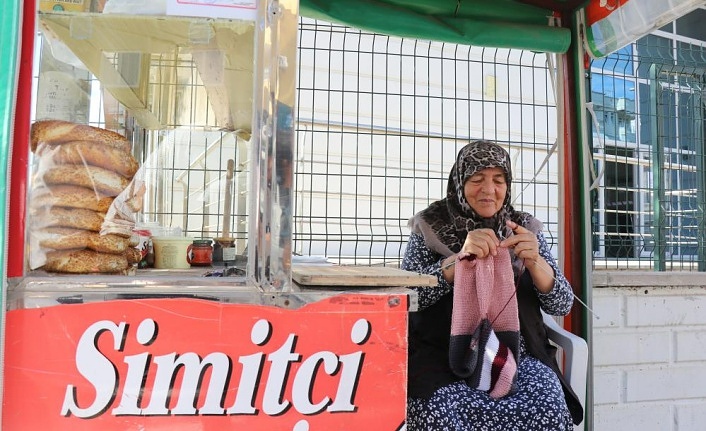 Alanya'da yaşayan 62 yaşındaki kadın, evin hem annesi hem babası oldu