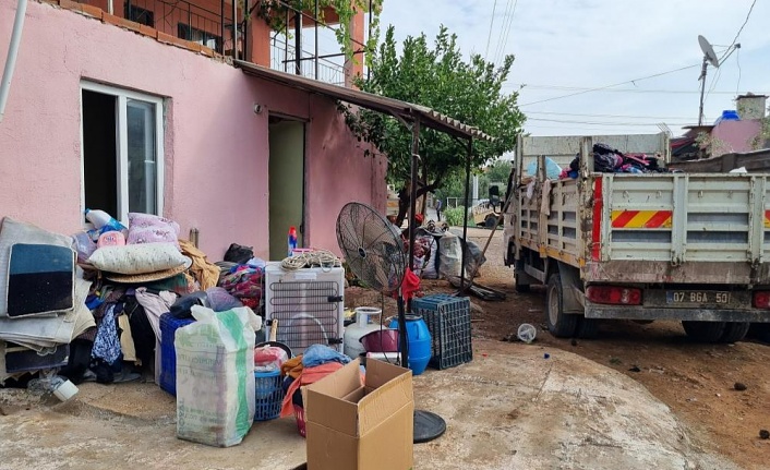 Antalya'da çöp evden iki kamyon atık çıktı
