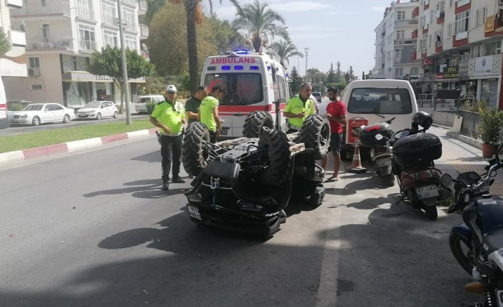 Otomobilin çarptığı ATV, park halindeki araca çarpıp takla attı!