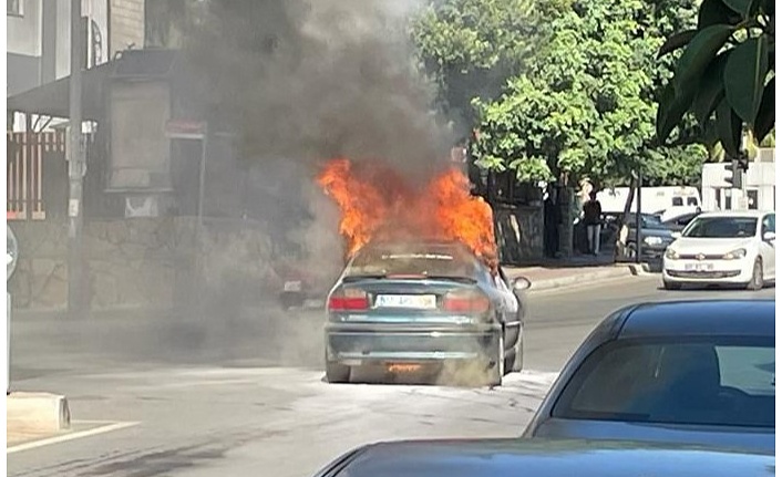 Seyir halindeki otomobil alev alev yandı !