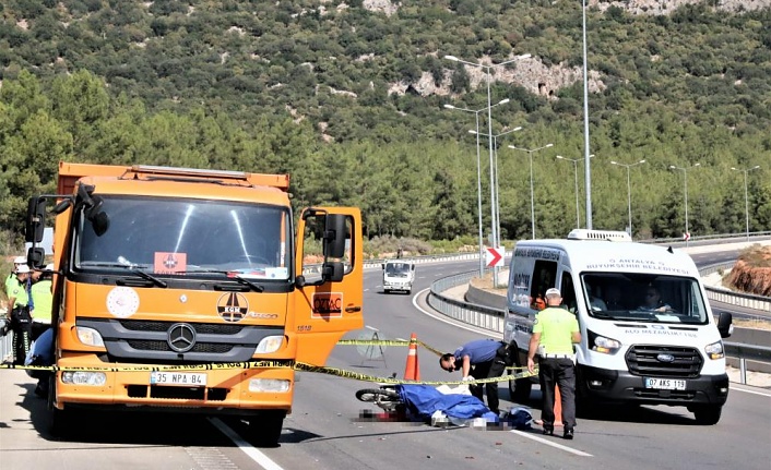 Temizlik yapan kamyona arkadan çarpan genç kadın hayatını kaybetti!