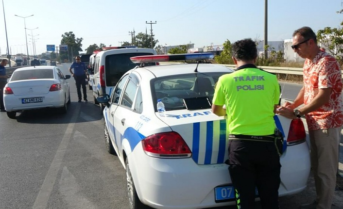 Turist taşıyan korsan minibüs, polis uygulamasına takıldı