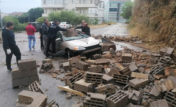 Yağmur sebebiyle yıkılan istinat duvarı otomobili hurdaya çevirdi