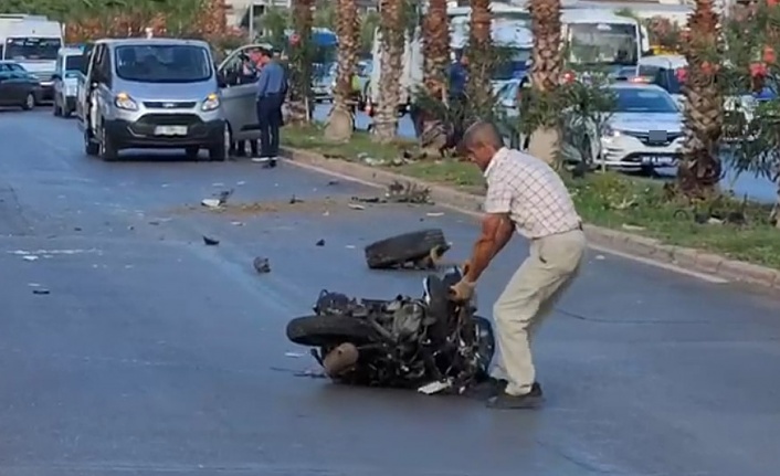 Yol kenarında duran motosiklet sürücüsünün acı sonu