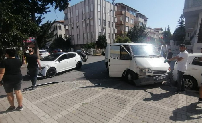 Zincirleme kazada yaralanan sürücü ambulansta ağladı