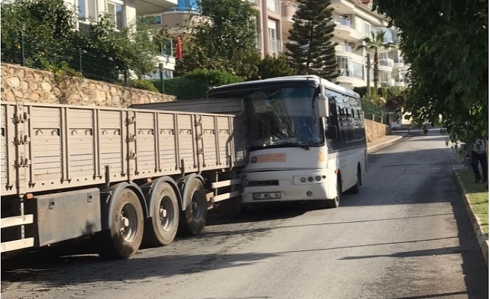 Alanya’da Freni Boşalan Otobüs TIR’a Çarptı!