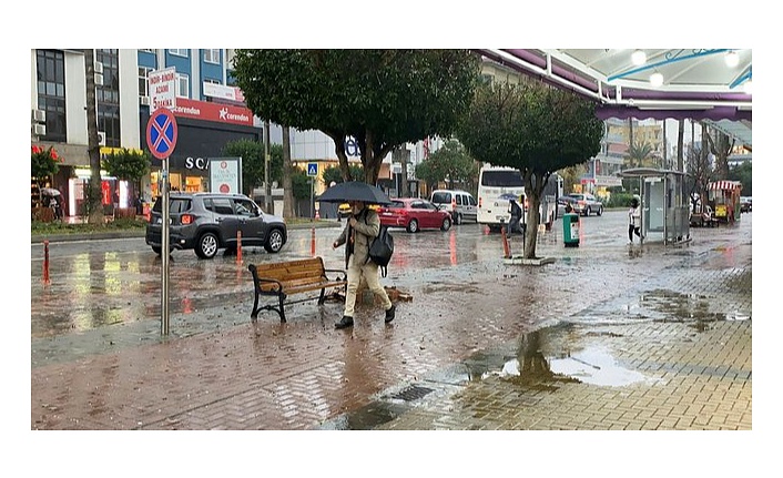 Alanya’da vatandaşlar yağmura hazırlıksız yakalandı