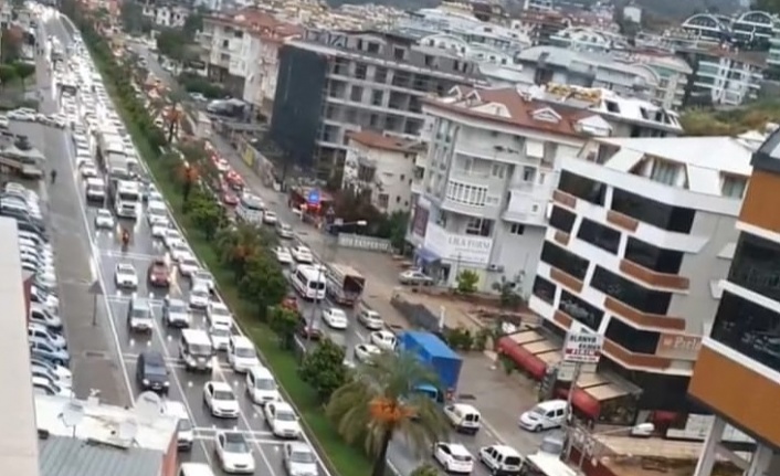 Alanya’da yağmur trafiği felç etti!