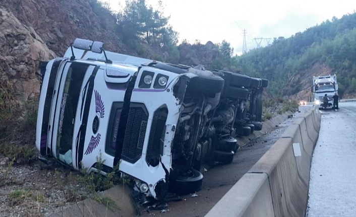 Bariyere çarpan tır şarampole devrildi: 1 yaralı!