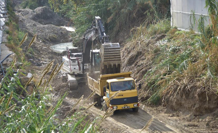 ELİKESİKTE YOL PAYALLAR’DA DERE ISLAH ÇALIŞMASI DEVAM EDİYOR