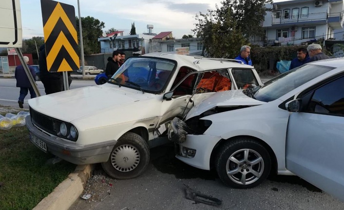 Gazipaşa’da iki otomobil çarpıştı: Zeytinler yola savruldu!