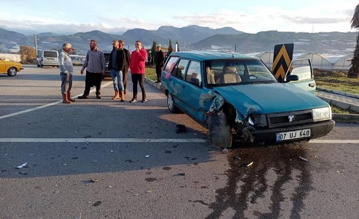 Gazipaşa’da kamyonet ile otomobil çarpıştı: 1 yaralı!