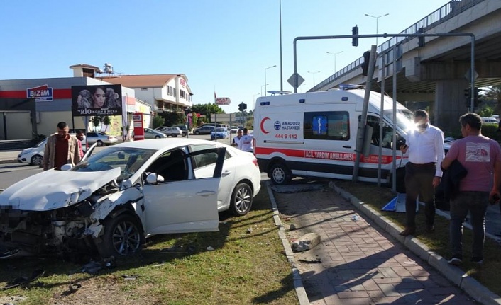 Hasta almaya giden ambulans otomobille çarpıştı: 2 yaralı!