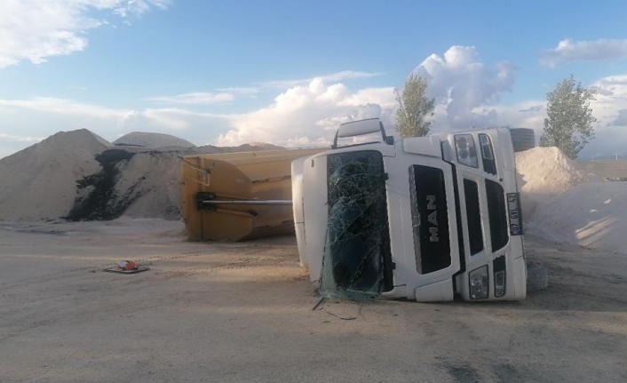 Hazır beton şantiyesinde kum boşaltan kamyon devrildi!