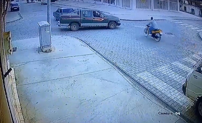 Kamyonetle çarpışan motosiklet sürücüsü ölümden döndü!