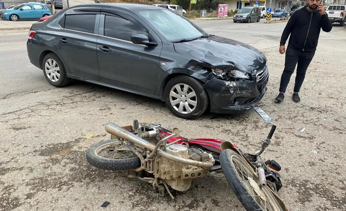 Motosiklet ile otomobil kavşakta çarpıştı: 1 yaralı!