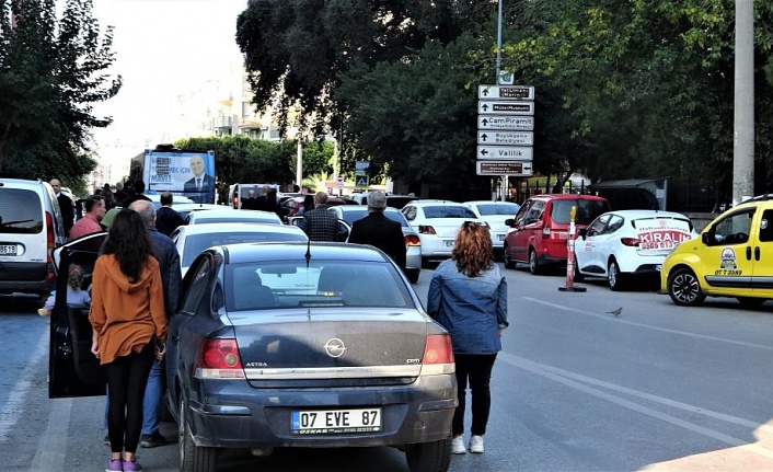 Saygı duruşu sırasında 6 araç birbirine girdi!